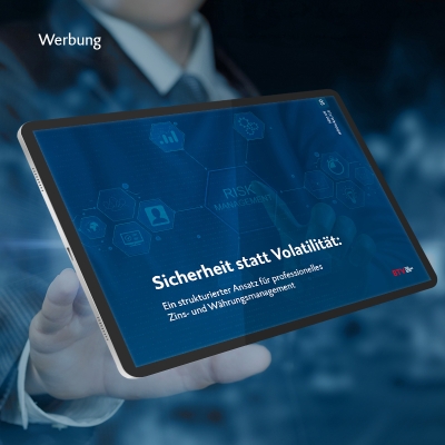 Grafische Darstellung eines Tablets mit einer Person im Hintergrund. Im Bild ist der Schriftzug „Werbung“ sowie der Titel „Sicherheit statt Volatilität: Ein strukturierter Ansatz für professionelles Zins- und Währungsmanagement“ zu sehen.