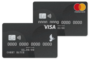 Eine schwarze VISA Kreditkarte liegt über einer schwarzen Mastercard Kreditkarte