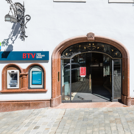 Außenansicht der BTV Bank Filiale in Kitzbühel mit der Adresse Vorderstadt 9, neben dem Eingang befindet sich ein Bankomat