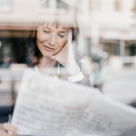 Eine Frau liest eine Zeitung