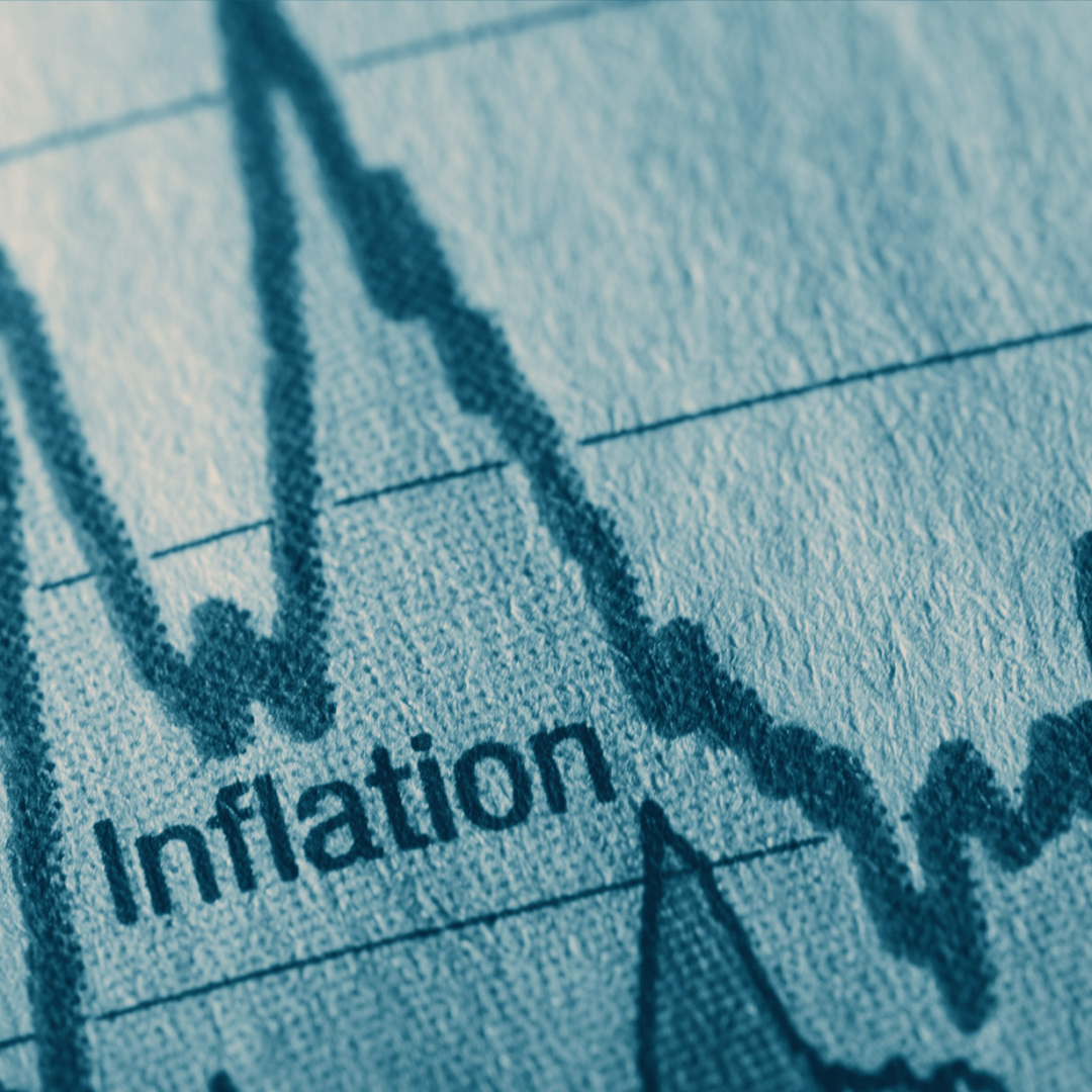 Das Wort Inflation steht auf einem Blatt Papier geschrieben, worauf auch ein Graph abgebildet ist