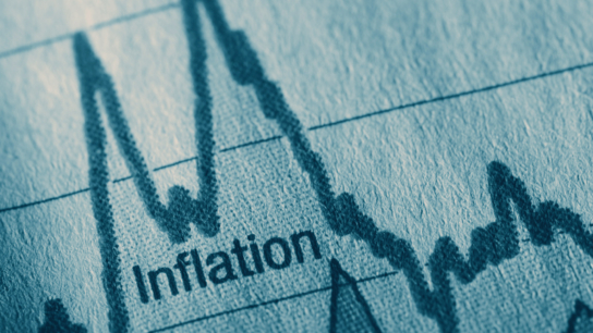 Das Wort Inflation steht auf einem Blatt Papier geschrieben, worauf auch ein Graph abgebildet ist