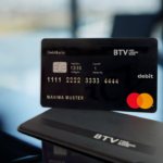 Mastercard Debitkarte BTV Black mit Hülle auf einem Tisch
