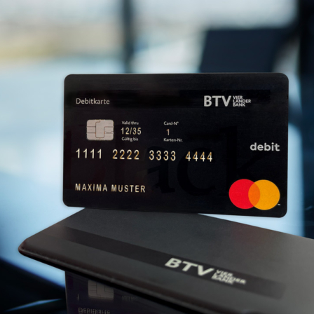 Mastercard Debitkarte BTV Black mit Hülle auf einem Tisch