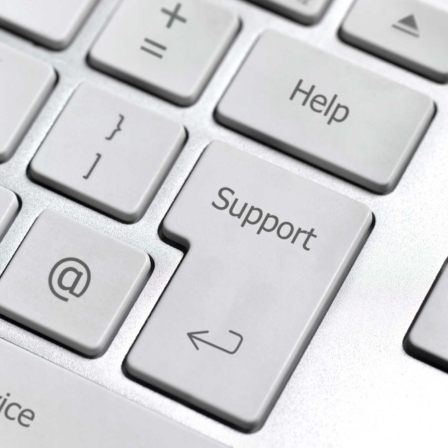Ein Teil einer PC Tastatur mit Fokus auf der Enter Taste, welche in Support umbenannt wurde, darüber befindet sich eine Taste mit der Beschriftung Help