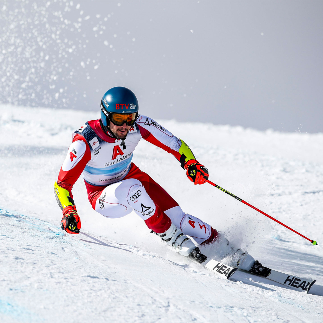 Johannes Strolz fährt ein Skirennen und absolviert gerade mit einer Kurve ein rotes Tor