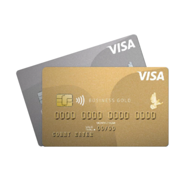 Eine goldfarbene VISA Kreditkarte liegt über einer silberfarbenen VISA Kreditkarte