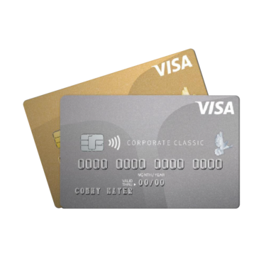 Eine silberfarbene VISA Kreditkarte liegt über einer goldfarbenen VISA Kreditkarte