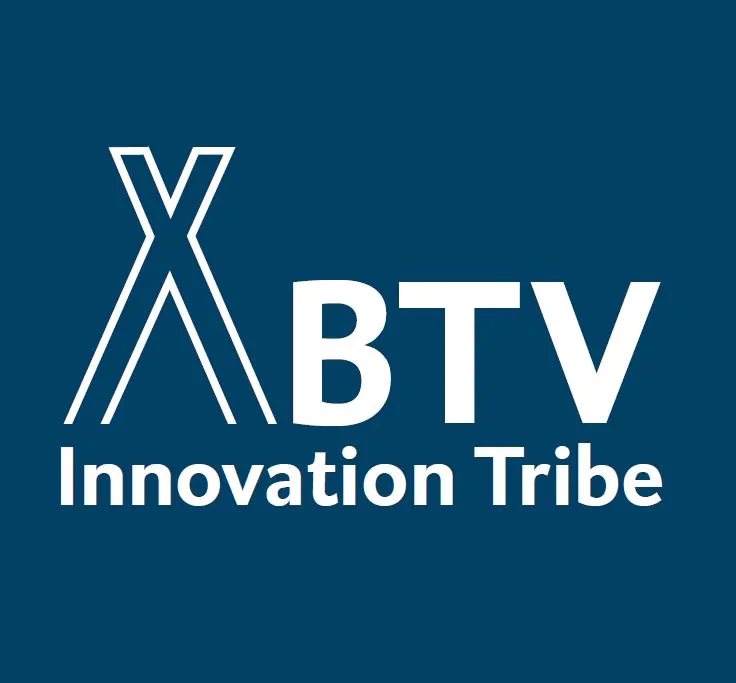 BTV Innovation Tribe Logo: BTV Innovation Tribe steht auf einem blauen Hintergrund geschrieben, neben dem Wort BTV befindet sich noch ein großes X