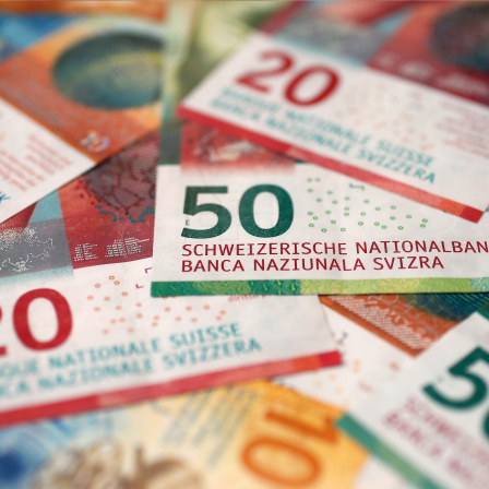 Diverse Schweizer Banknoten liegen übereinander