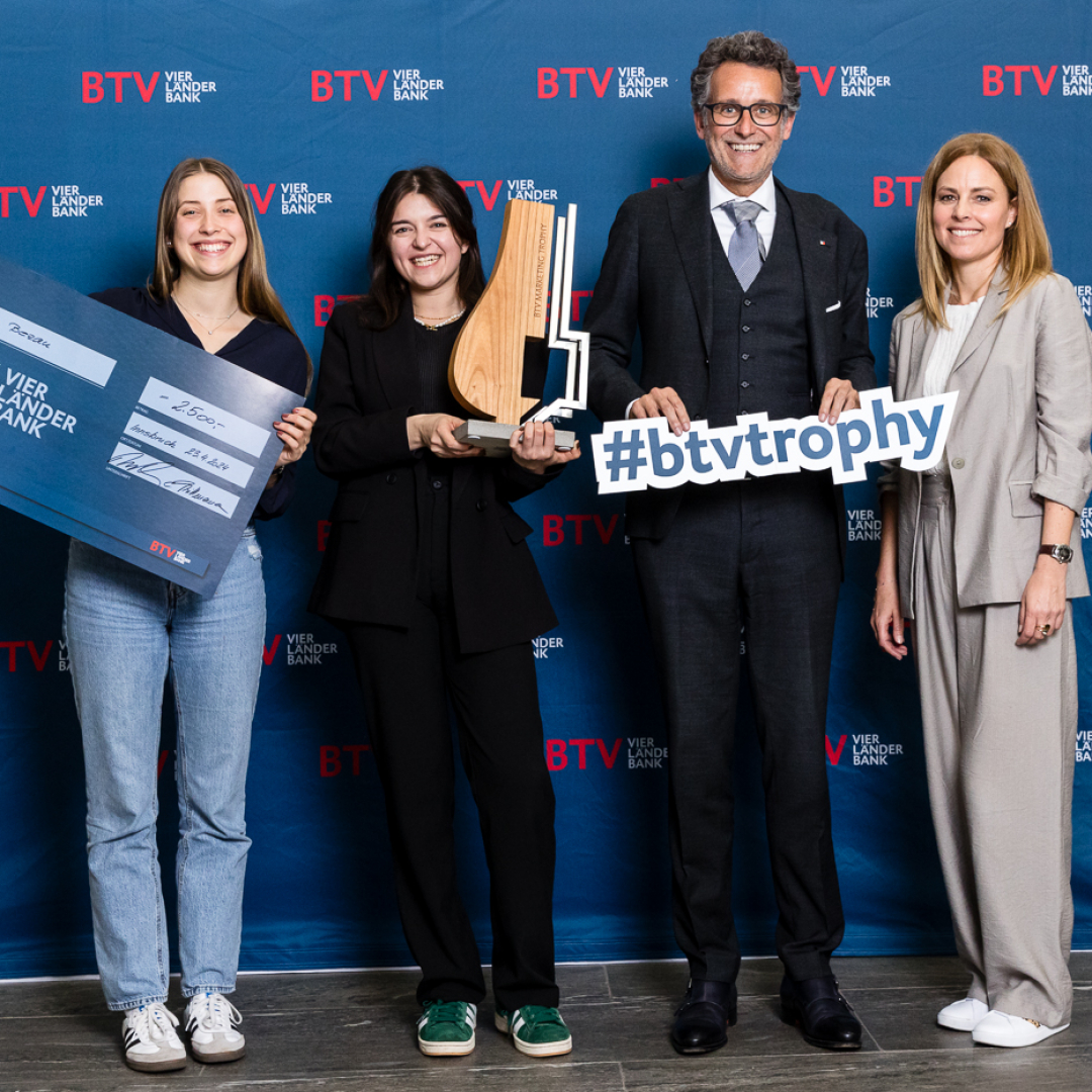 Gewinnerinnen der BTV Marketing Trophy mit Gerhard Burtscher und Kerstin Polzer.