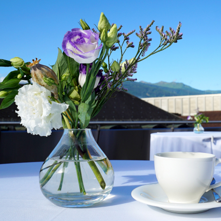 Sommerblume mit Teetasse auf Stehtsich