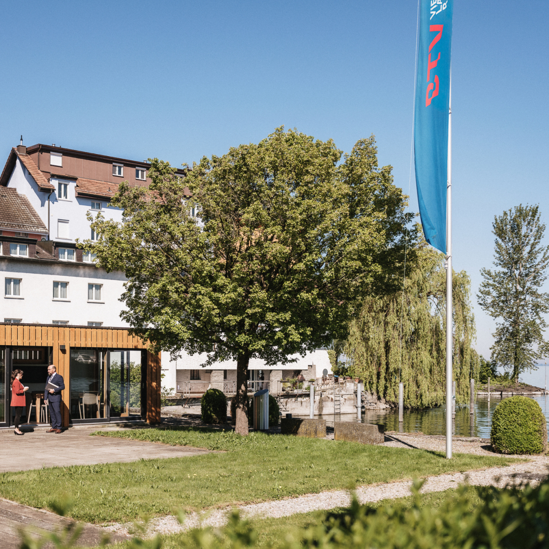 Zwei Personen unterhalten sich vor der BTV Filiale in Staad.