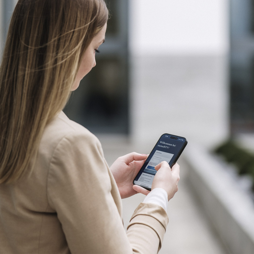 Eine Frau schaut auf ihr Handy.