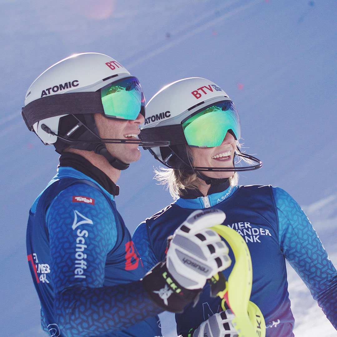 Marlies & Benni Raich im Skioutfit mit BTV Helm