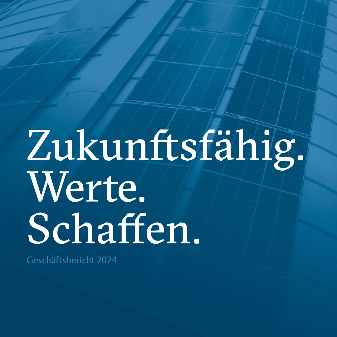 Eine Bild mit Text und einer Solaranlage im Hintergrund. Text im Bild: Zukunftsfähig. Werte. Schaffen. Geschäftsbericht 2024